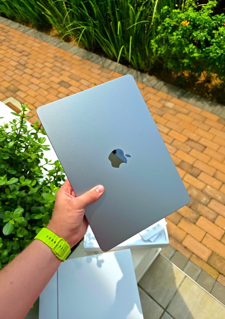 M2 MACBOOK AIR - 256GB - 8GB RAM - BOX+CHARGER