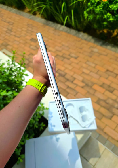 M2 MACBOOK AIR - 256GB - 8GB RAM - BOX+CHARGER