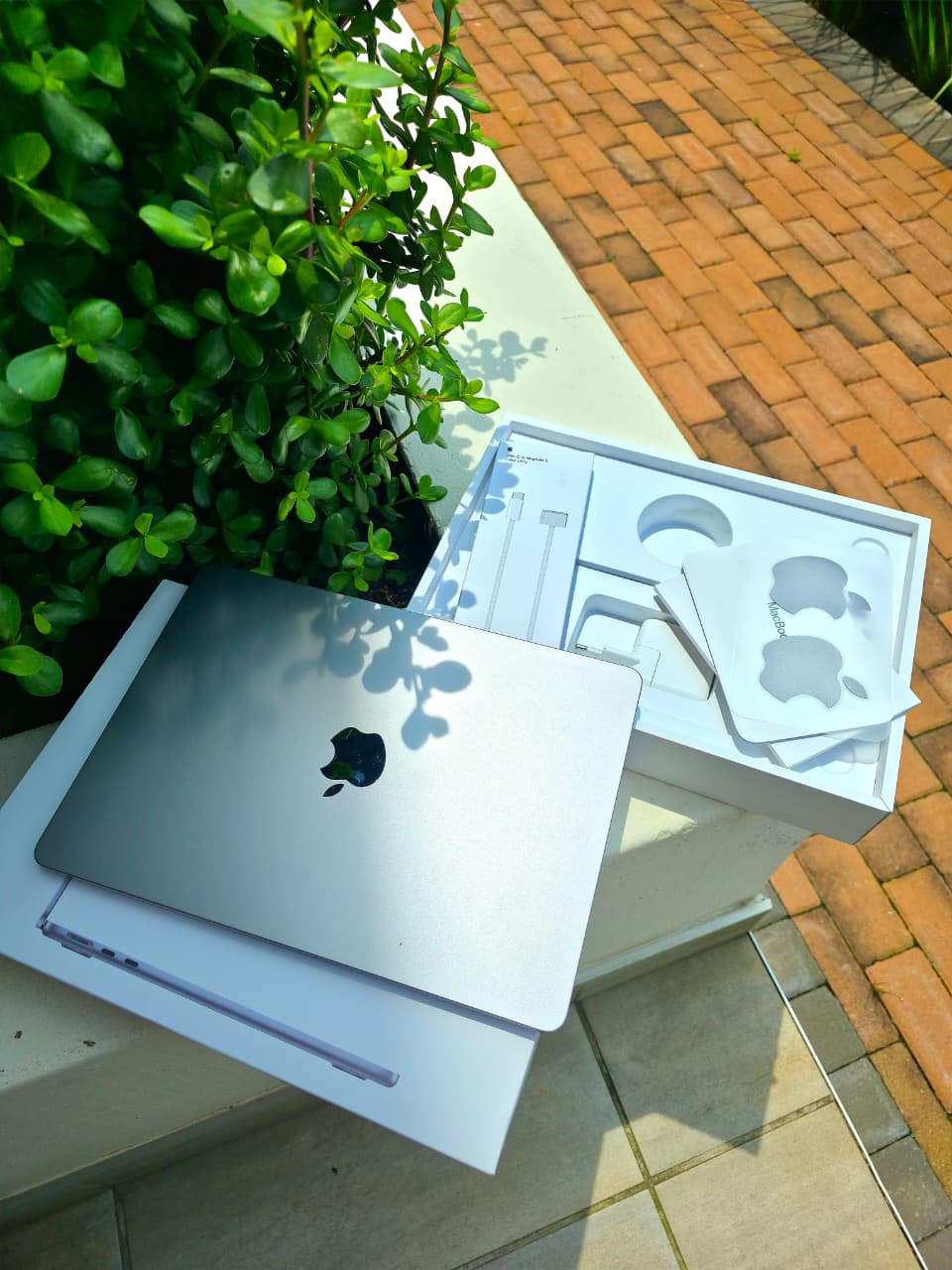 M2 MACBOOK AIR - 256GB - 8GB RAM - BOX+CHARGER