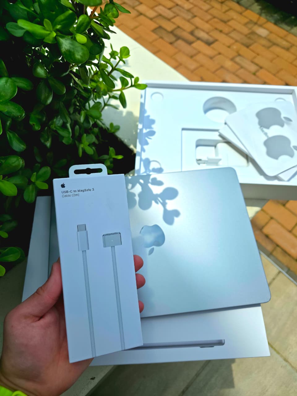 M2 MACBOOK AIR - 256GB - 8GB RAM - BOX+CHARGER