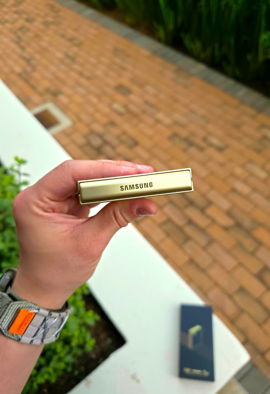 SAMSUNG Z FLIP 6 - 2024 FRENCH OLYMPICS EDITION (A+ GRADE)